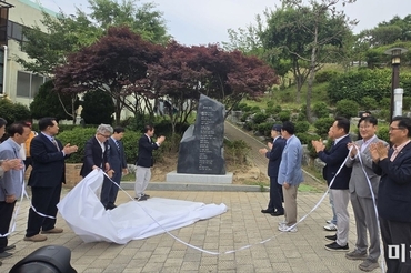 [오피니언 칼럼] 최창일 시인, '밤이 열리는 도시, 목포 오거리 샹송'