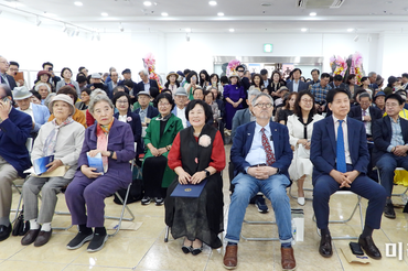 김민정 시인, 문인육필 시집 <들었다> 출판기념회 및 작품전시회 성황