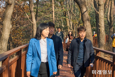 이영실 서울시의원, '용마산 스카이워크' 현장점검… "녹색복지 실현 위한 발걸음"
