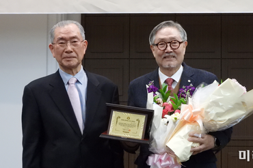 김호운 소설가, 2025 '문학에스프리 문학상' 수상
