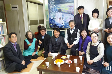 창작산맥 문인들, 김우종 원로 비평가 댁서 새해 세배