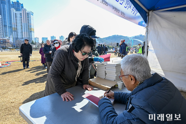 정성수 시인, 신간 산문집 <인생 편지> 출간 기념 사인회 성황