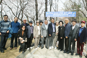 벚꽃길 따라 시를 걷다… 송파문인협회 시화전 성황