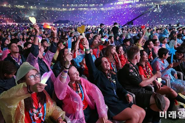 [오피니언 칼럼] 최창일 시인, '떼창', 한국만이 빚어낸 집단적 감동의 미학