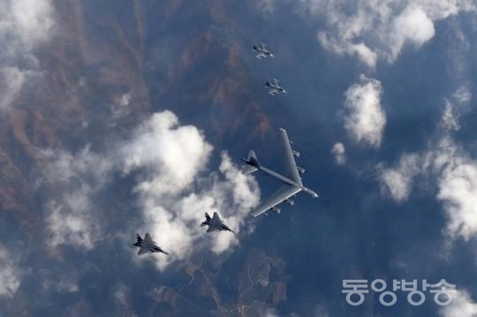 B-52 폭격기가 미 공군 H-16 전투기 2대와 우리 공군 F-15K 2대와 편대를 이루며 우리 상공에서 저공으로 비행하고 있다. ⓒ대한민국 공군 제공 