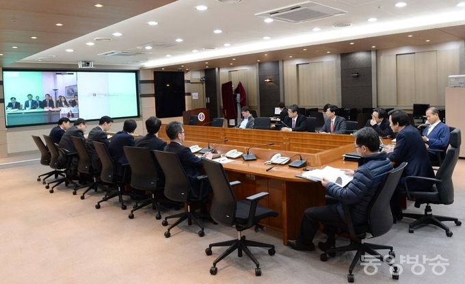 2일 밤 북한의 장거리 미사일 발사 관련 윤병세 외교부 장관과 주유엔대표부간 화상회의가 열리고 있다. /사진=외교부 제공