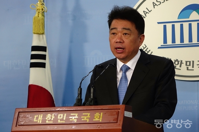 김성수 더불어민주당 대변인이 10일 오후 국회 정론관에서 브리핑을 갖고 있다. 김 대변인은 이날 브리핑을 통해 "정부의 개성 공단의 전면 중단은 곧 남북 관계의 전면 차단이며 이는 남북 관계에 대결만 존재하고 교류와 협력은 존재하지 않는 냉전 시대로의 회귀를 의미하는 것"이라고 말했다./장건섭 기자
