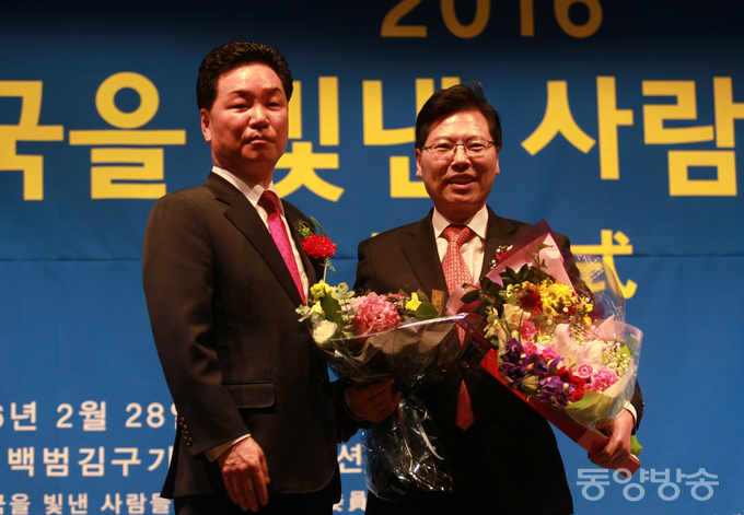 28일 서울 용산구 효창동 백범 김구기념관 컨펜션 홀에서 개최된 '2016 한국을 빛낸 사람들 대상' 시상식에서 이삼걸 안동시 새누리당 국회의원 예비후보(전 행정자치부 차관)가 공직공로부문 '2016 행정혁신발전공로대상'을 수상하고 있다./사진=장건섭 기자