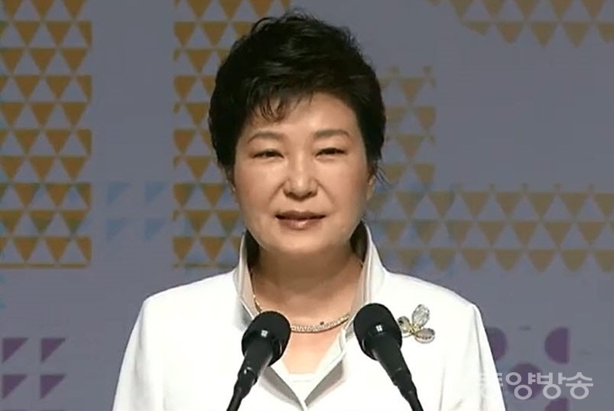 박근혜 대통령이 1일 오전 서울 세종문화회관에서 열린 제97주년 3·1절 기념사를 하고 있다.