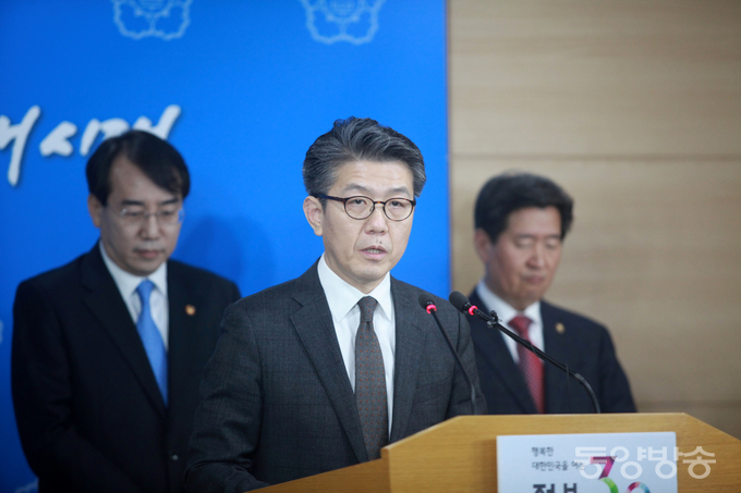 김홍균 외교부 한반도평화교섭본부장이 8일 오후 서울 도렴동 정부서울청사에서 통일부, 외교부, 해양수산부 관계들과 함께 유엔 안전보장이사회의 대북제재 결의(2270호)에 이은 우리 정부의 독자 대북제재 조치 방안 발표에서 취재진의 질문에 답하고 있다./사진=장건섭 기자