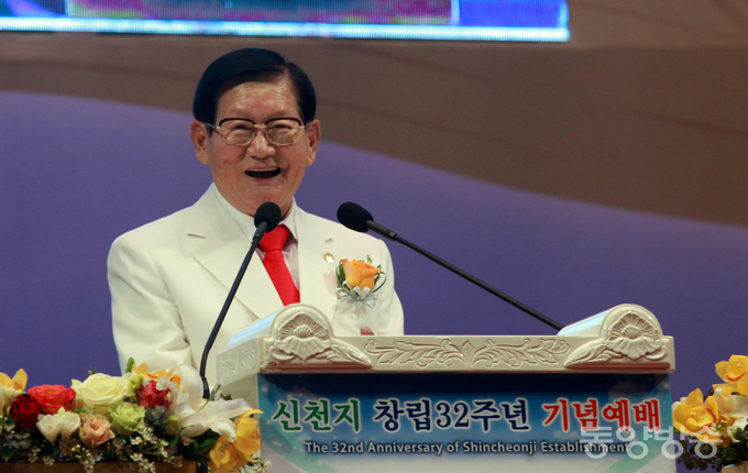 신천지예수교 증거장막성전의 이만희 총회장이 9일 서울 잠실 실내체육관에서 '신천지 창립 32주년 기념예배'를 열고 있다./사진=장건섭 기자