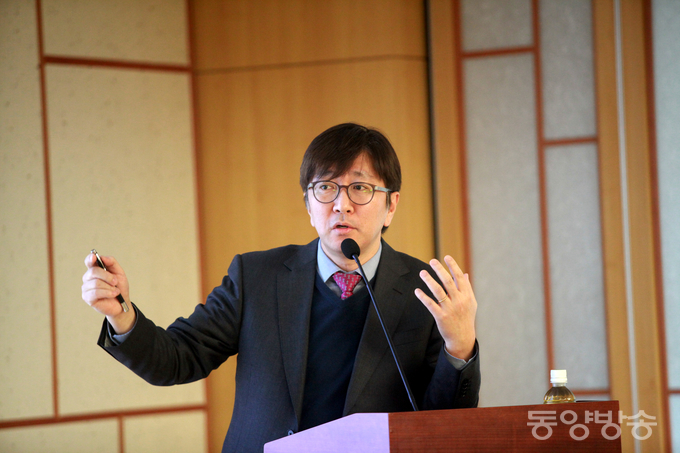 17일 오후 국회회관 세미나실에서 '세계 물의 날'(3월22일) 기념 토론회가 열린 가운데 서울대학교 건설환경공학과 김영오 교수가 발표를 하고 있다./사진=장건섭 기자