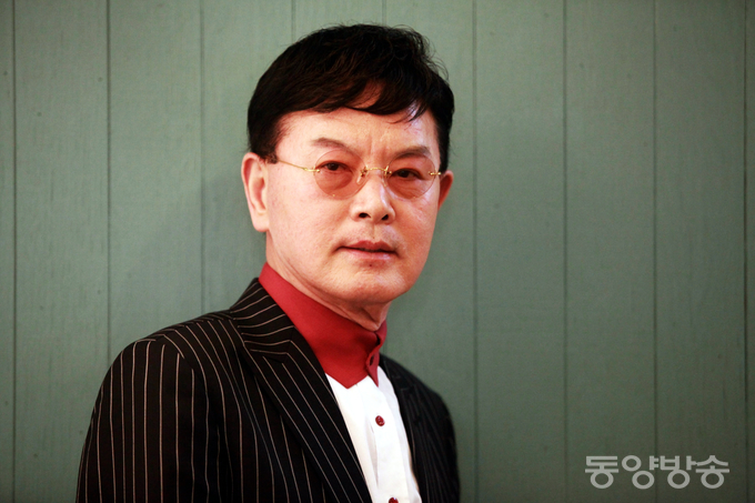 30여 년만의 긴 침묵을 깨고 최근 발표한 신곡 앨범 타이틀곡 '동행'을 비롯하여 '텅 빈 가방을 짊어지고', '안거' 등으로 성인가요계에 돌풍을 예고하고 있는 중견 트로트 가수 태산./사진=미래일보