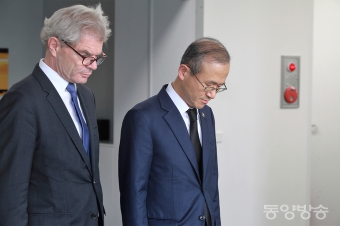 6일 오후 서울 중구 주한독일대사관에 마련된 고 한스디트리히 겐셔 전 독일 외교장관의 빈소에서 임성남 외교부 제1차관이 롤프 마파엘(왼쪽) 주한 독일대사와 묵념을 하고 있다./2016. 4. 6. 장건섭 기자