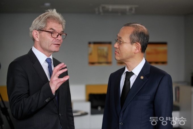 6일 오후 서울 중구 주한독일대사관에 마련된 고 한스디트리히 겐셔 전 독일 외교장관의 빈소에서 임성남 외교부 제1차관이 롤프 마파엘(왼쪽) 주한 독일대사와 이야기를 나누고 있다./2016. 4. 6. 장건섭 기자