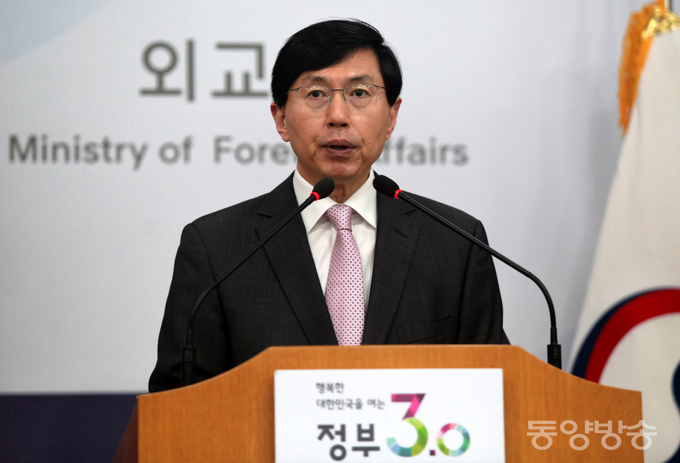 조준혁 외교부 대변인이 7일 오후 서울 종로구 도렴동 외교부 청사에서 정례브리핑을 하고 있다./2016. 4. 7. 장건섭 기자