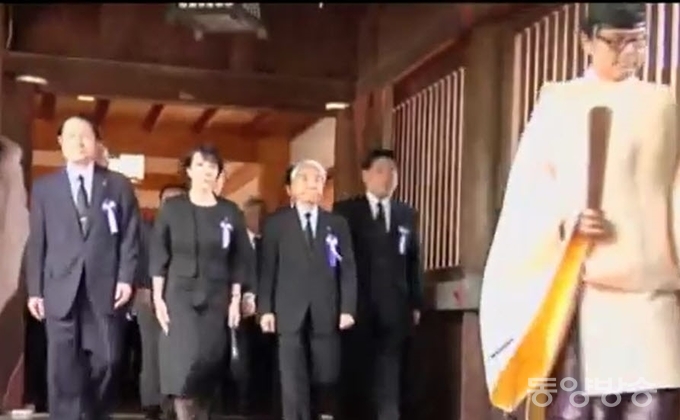 일본의 '다함께 야스쿠니 신사를 참배하는 국회의원 모임' 소속의 여야 의원들이 22일 오전 춘계 예대제가 열린 도쿄 야스쿠니 신사에서 참배하기 위해 신관을 따라가고 있다./방송화면 캡처