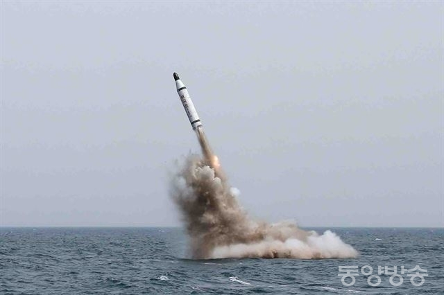 북한이 지난해 5월 수중 발사한 잠수함발사탄도미사일(SLBM) 북극성 1호가 수면 위로 솟구치고 있다. 당시 SLBM은 150m를 날아가 첫 사출시험에 성공한 것으로 평가 받았다./미래일보 DB