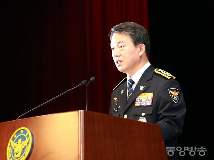 강신명 경찰청장은 퇴직 경찰 모임인 대한민국재향경우회(이한 재향경우회)가 탈북민이 동원된 보수단체 집회에 자금을 지원했다는 의혹과 관련, "현재로서는 경찰청 차원의 지도·감독권을 발동할 단계는 아니다"라고 25일 밝혔다.