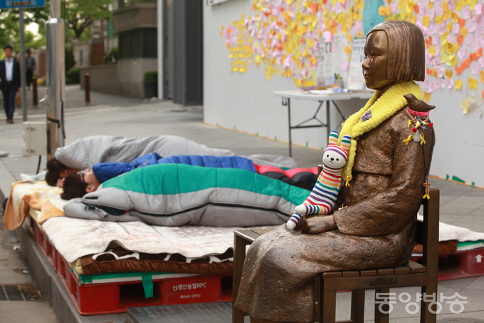 28일 오전, 서울 종로구 중학동 옛 주한 일본대사관 앞 '평화의 소녀상' 옆에 소녀상 지킴이들이 철야노숙을 하고 있다./사진=장건섭 기자