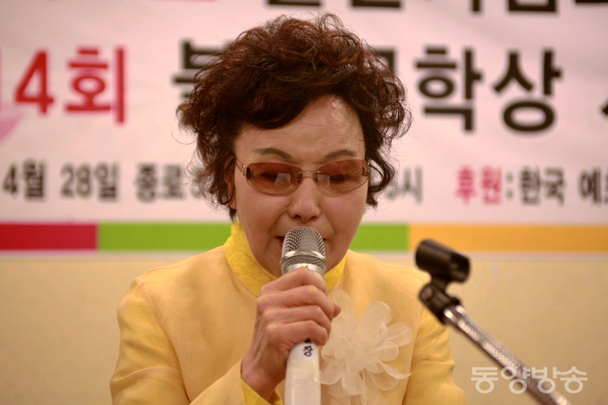 28일 오후 서울 종로3가 한일장에서 거행된 제14회 불교문학상 시상식에서 불교문학본상 수상자로 선정된 이봉희 시인이 수상수감을 밝히고 있다./장건섭 기자