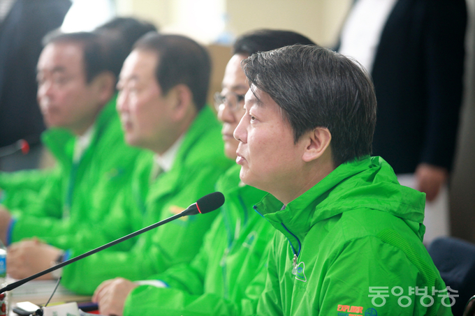 4일 오후 인천 남동구 (주)서울화장품 인천공장에서 열린 국민의당 정책역량 강화 집중 워크샵 '중소기업 대표 및 근로자와의 간담회'에서 안철수(오른쪽에서 첫번째) 국민의당 상임공동대표가 인사말을 하고 있다./사진=장건섭 기자
