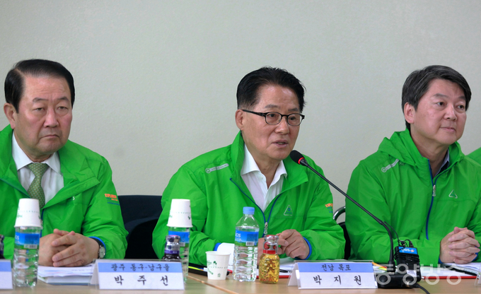 4일 오후 인천 남동구 (주)인천화장품 인천공장에서 열린 국민의당 정책역량 강화 집중 워크샵 '중소기업 대표 및 근로자와의 간담회'에서 박지원(가운데) 국민의당 원내대표가 발언을 하고 있다./사진=장건섭 기자