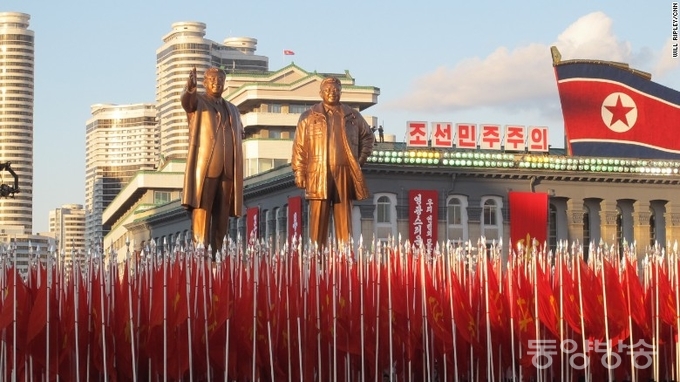 북한 노동당 창건 70주년 기념일인 지난해 10월 10일 오후 평양 김일성 광장에서 열린 대규모 열병식이 조선중앙TV를 통해 생중계되고 있다./사진=ccn 화면 캡처
