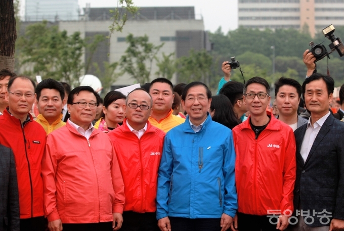 박원순 서울시장(가운데)과 이동필 농식품부 장관(왼쪽에서 두번째)이 중국 건강보조제품 제조회사 중마이과기발전유한공사 리다빙(외쪽에서 세번째) 총재 등과 6일 서울 반포한강공원에서 열린 삼계탕 파티에 앞서 기념촬영을 하고 있다./사진=장건섭 기자