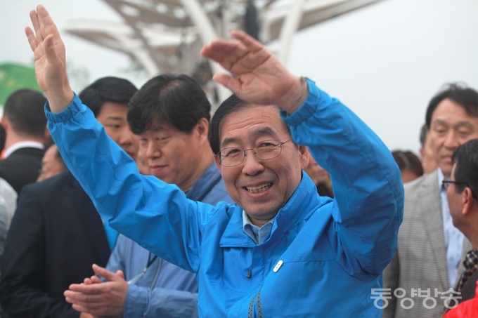 6일 오후 박원순 서울시장은 서울 서초구 반포한강시민공원 달빛광장에서 열린 중국의 중마이과기발전유한공사(중마이)의 임직원 4000여명의 환영행사에서 "두 팔 벌려 환영한다"고 밝히며 두 팔을 벌려 인사를 하고 있다./사진=장건섭 기자