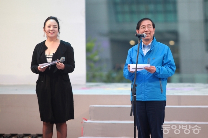 6일 오후 박원순 서울시장이 서울 서초구 반포한강시민공원 달빛광장에서 열린 중국의 중마이과기발전유한공사(중마이)의 임직원 4000여명의 환영행사에서 인사말을 하고 있다./사진=장건섭 기자