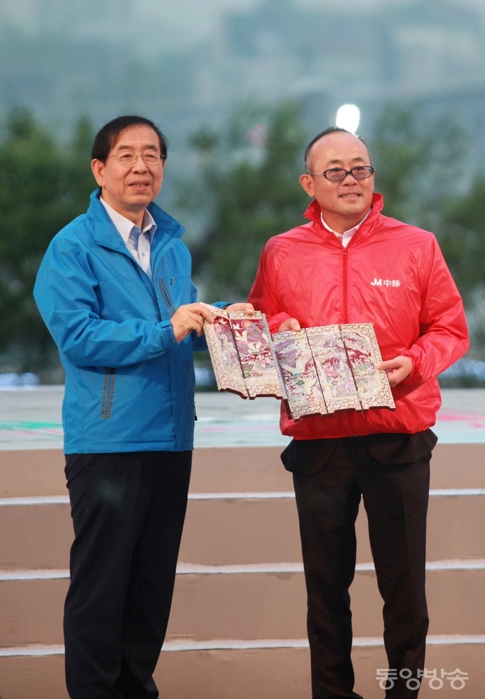 박원순 서울시장이 6일 오후 서울 서초구 반포한강시민공원 달빛광장에서 열린 삼계탕 파티에 참석해 중국 중마이 그룹 리다빙 총재에게 나전칠기 병풍 작품을 선물하고 있다./사진=장건섭 기자