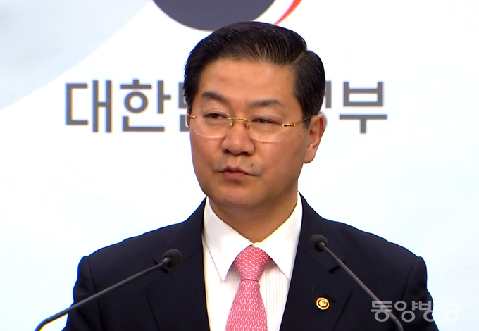 성영훈 국민권익위원장이 9일 오후 정부세종청사 제2브리핑룸에서 오는 28일 시행을 앞두고 있는 '부정청탁 및 금품 등 수수의 금지에 관한 법률(김영란 법)' 시행령안의 주요 내용을 설명하고 있다./미래일보