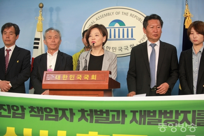 정청래, 진선미 더불어민주당 의원과 백남기대책위 관계자들이 11일 오전 서울 여의도 국회 정론관에서 백남기 농민 진압 책임자 처벌과 재발방지를 위한 국회 청문회 실시 촉구 기자회견을 하고 있다./사진=장건섭 기자