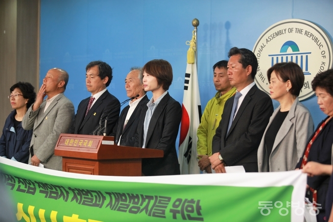 정청래, 진선미 더불어민주당 의원과 백남기대책위 관계자들이 11일 오전 서울 여의도 국회 정론관에서 백남기 농민 진압 책임자 처벌과 재발방지를 위한 국회 청문회 실시 촉구 기자회견을 하고 있는 가운데, 백남기 농민의 딸 백도라지 씨(가운데)가 발언을 하고 있다./사진=장건섭 기자