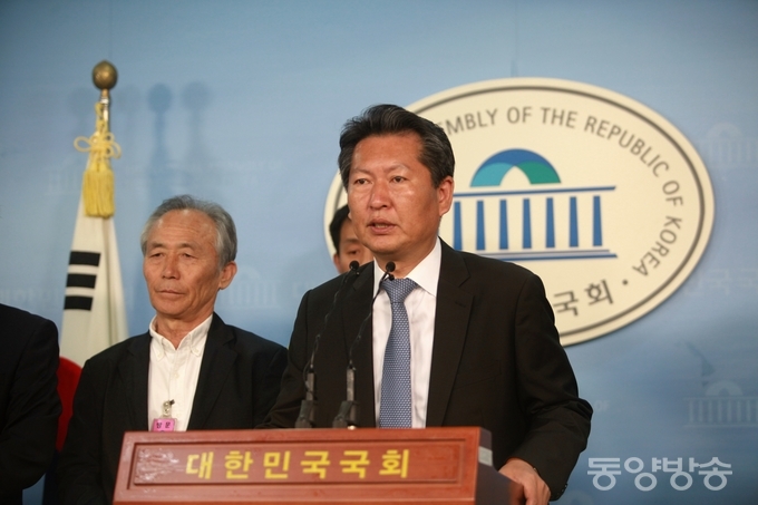 정청래, 진선미 더불어민주당 의원과 백남기대책위 관계자들이 11일 오전 서울 여의도 국회 정론관에서 백남기 농민 진압 책임자 처벌과 재발방지를 위한 국회 청문회 실시 촉구 기자회견을 하고 있는 가운데, 정청래 더불어민주당 의원이 발언을 하고 있다./사진=장건섭 기자