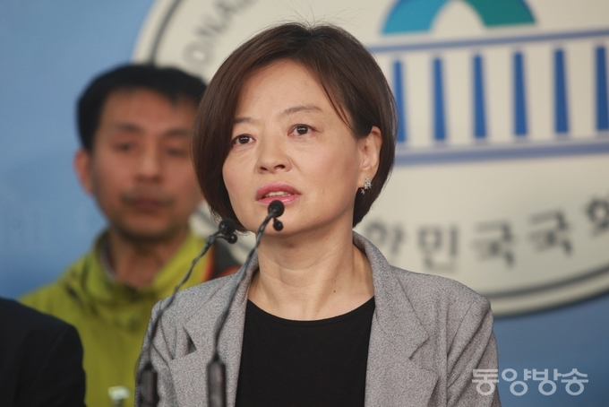 정청래, 진선미 더불어민주당 의원과 백남기대책위 관계자들이 11일 오전 서울 여의도 국회 정론관에서 백남기 농민 진압 책임자 처벌과 재발방지를 위한 국회 청문회 실시 촉구 기자회견을 하고 있는 가운데, 진선미 더불어민주당 의원이 발언을 하고 있다./사진=장건섭 기자