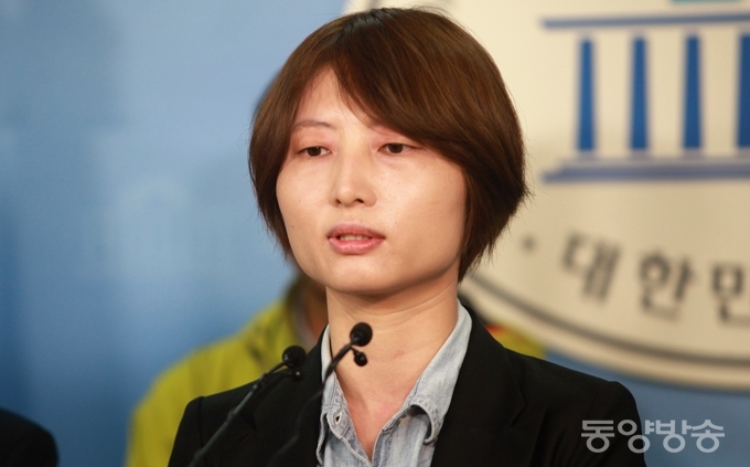정청래, 진선미 더불어민주당 의원과 백남기대책위 관계자들이 11일 오전 서울 여의도 국회 정론관에서 백남기 농민 진압 책임자 처벌과 재발방지를 위한 국회 청문회 실시 촉구 기자회견을 하고 있는 가운데, 백남기 농민의 딸 백도라지 씨가 발언을 하고 있다./사진=장건섭 기자