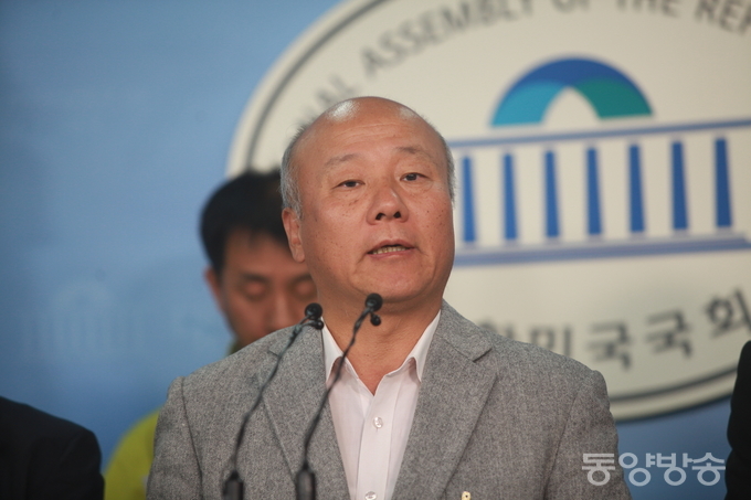 정청래, 진선미 더불어민주당 의원과 백남기대책위 관계자들이 11일 오전 서울 여의도 국회 정론관에서 백남기 농민 진압 책임자 처벌과 재발방지를 위한 국회 청문회 실시 촉구 기자회견을 하고 있는 가운데, 박석운 한국진보연대 대표가 기자회견문을 낭동하고 있다./사진=장건섭 기자