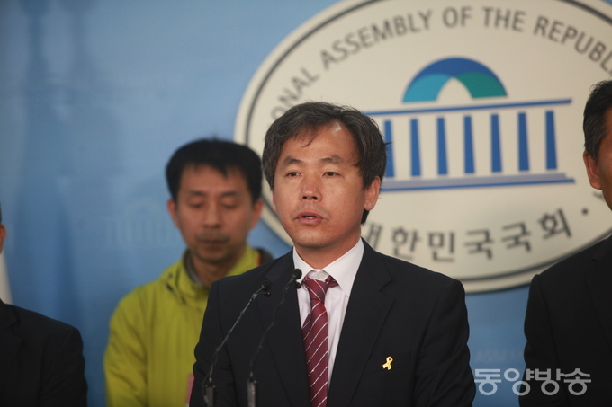 정청래, 진선미 더불어민주당 의원과 백남기대책위 관계자들이 11일 오전 서울 여의도 국회 정론관에서 백남기 농민 진압 책임자 처벌과 재발방지를 위한 국회 청문회 실시 촉구 기자회견을 하고 있는 가운데, 김현권 더불어민주당 20대 총선 당선인이 발언을 하고 있다./사진=장건섭 기자