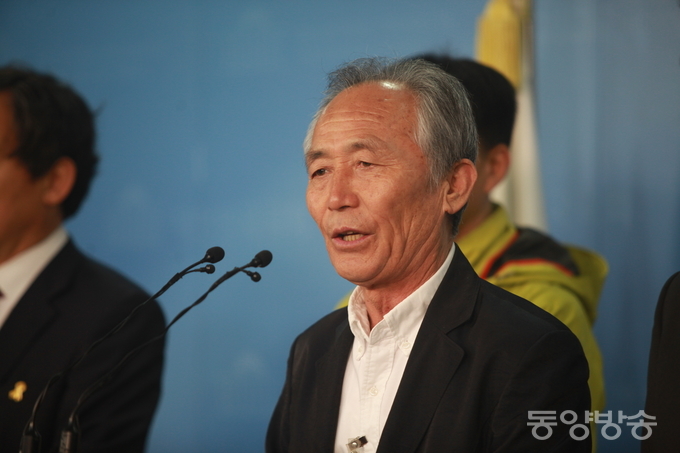 정청래, 진선미 더불어민주당 의원과 백남기대책위 관계자들이 11일 오전 서울 여의도 국회 정론관에서 백남기 농민 진압 책임자 처벌과 재발방지를 위한 국회 청문회 실시 촉구 기자회견을 하고 있는 가운데, 정현찬 백남기대책위 공동대표가 발언을 하고 있다./사진=장건섭 기자