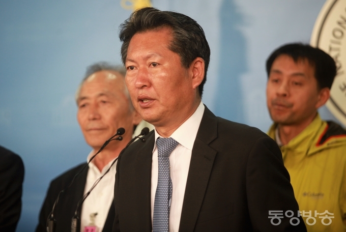 정청래 더불어민주당 의원이 11일 서울 여의도 국회 정론관에서 열린 백남기대책위의 공동 기자회견에서 경찰의 물대포에 맞아 180일째 사경을 헤매고 있는 백남기 농민 관련, '살인적 진압 책임자 처벌과 재발방지를 위한 국회청문회 실시를 촉구'하는 기자회견을 열고 있다./사진=장건섭 기자