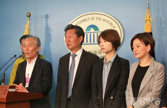 정현찬 가톨릭농민회 회장(왼쪽) 11일 오전 서울 여의도 국회 정론관에서 열린 백남기대책위의 공동 기자회견에서 경찰의 물대포에 맞아 180일째 사경을 헤매고 있는 백남기 농민 관련, '살인적 진압 책임자 처벌과 재발방지를 위한 국회청문회 실시를 촉구'하는 기자회견을 열고 있다./사진=장건섭 기자