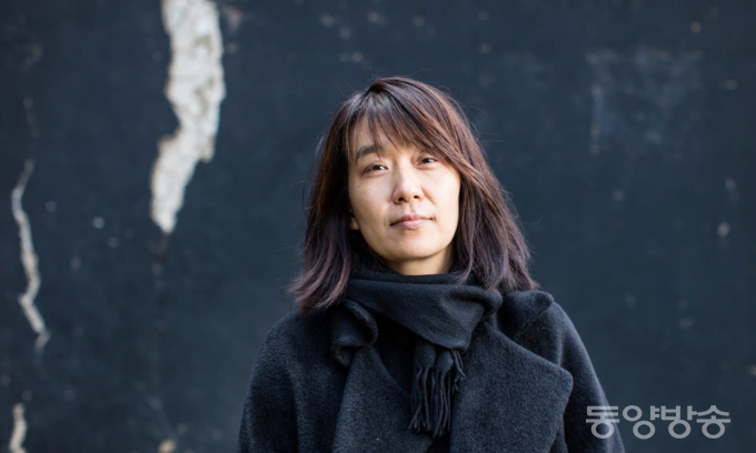 16일(현지시간) 한국인 최초로 세계적 권위의 맨부커상을 수상한 소설가 한강. 맨부커상선정위원회는 영국 런던 빅토리아앤알버트 박물관에서 열린 시상식에서 한강의 소설 '채식주의자'를 2016년 맨부커상 인터내셔널 부문 수상작으로 발표했다. 영어권에서 최고 권위를 자랑하는 맨부커상은 노벨문학상, 프랑스 콩쿠르상과 함께 세계 3대 문학상으로 꼽힌다.