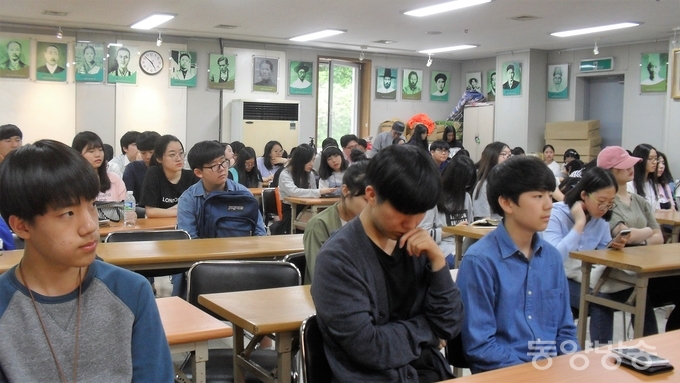 21일 서대문 독립공원 내 독립관 무궁화홀에서 전국 43개교 107명의 고등학생이 참석한 가운데 제22회 전국고등학교 학생 백일장이 진행되고 있다./사짐=장건섭 기자
