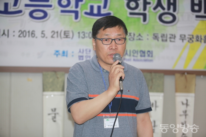 제22회 전국고등학교 학생 백일장에서 심사위원장인 강신재 문학평론가(시인)이 심사평을 밝히고 있다./사진=장건섭 기자