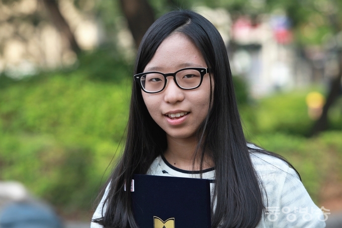 제22회 전국고등학교 학생 백일장에서 장원을 수상한 박혜준 양이 인터뷰를 하고 있다./사진=장건섭 기자