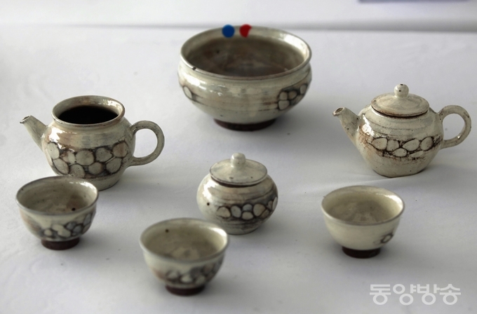 지난 25일과 26일 이틀간 서울 여의도 국회 잔디마당에서 열린 제9회 ‘대한민국 올해의 명다기 품평' 대회에서 대상(문화체육부 장관상)을 수상한 경남 밀양 '토야요(土也窯)'의 송승화(50) 사기장의 다기부문 특선 작품인 분청다기 세트./사진=장건섭 기자