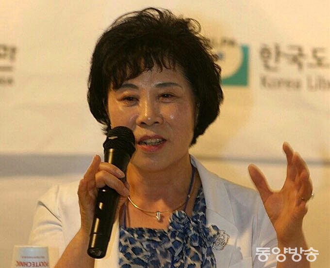 10일 오후 대구시 중구 대구문학관 세미나실에서 '제1회 작가와 함께하는 독서문학기행'에서 안동 출신 작가 홍경숙 시인이 강연을 하고 있다./사진=국립도서관 제공