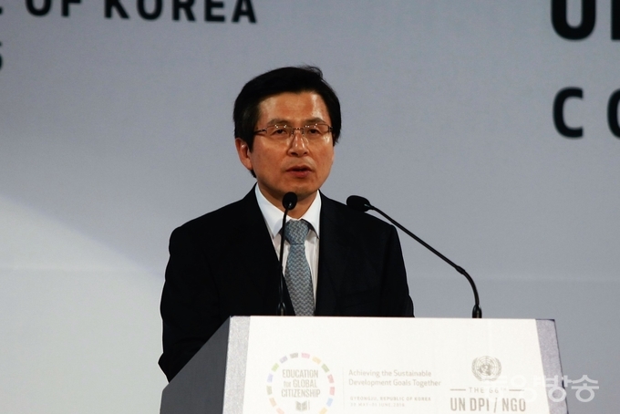 황교안 국무총리가 30일 오전 경북 경주시 경주화백전시컨벤션센터에서 열린 유엔 NGO 콘퍼런스에서 환영사를 하고 있다./경주=장건섭 기자
